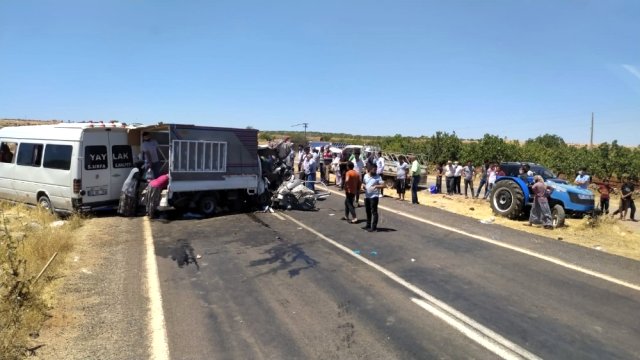 Şanlıurfa'da yolcu minibüsü ile kamyonet çarpıştı: 2'si ağır 15 kişi yaralandı