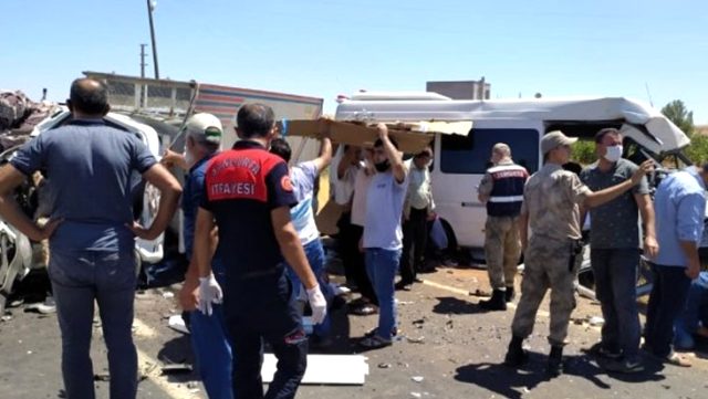 Şanlıurfa'da yolcu minibüsü ile kamyonet çarpıştı: 2'si ağır 15 kişi yaralandı